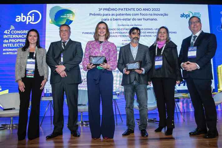 ABPI | Divulgação Juliana Crepalde e Gilberto Medeiros (ao centro) representaram a UFMG na cerimônia