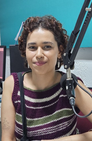 Alessandra Ribeiro | Rádio UFMG Educativa Raynara Voltan durante gravação do Aqui tem Ciência