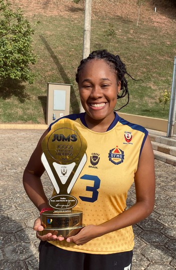 Foto: Arquivo pessoal Sarah exibe o troféu de campeão geral dos jogos