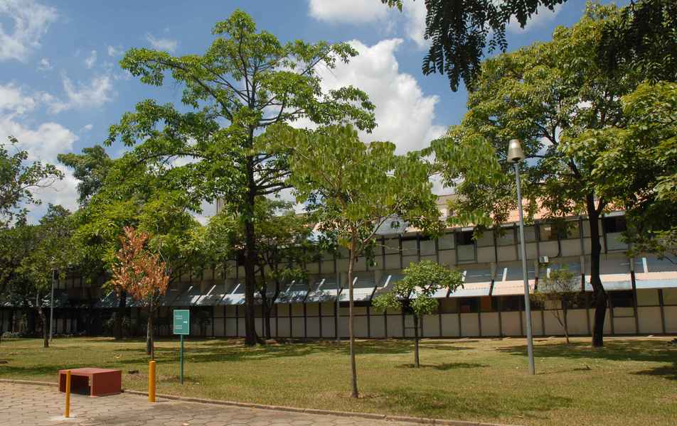Visão parcial da Escola de Veterinária