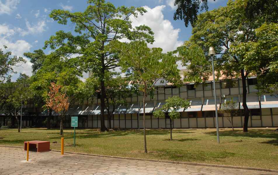 Visão parcial da Escola de Veterinária
