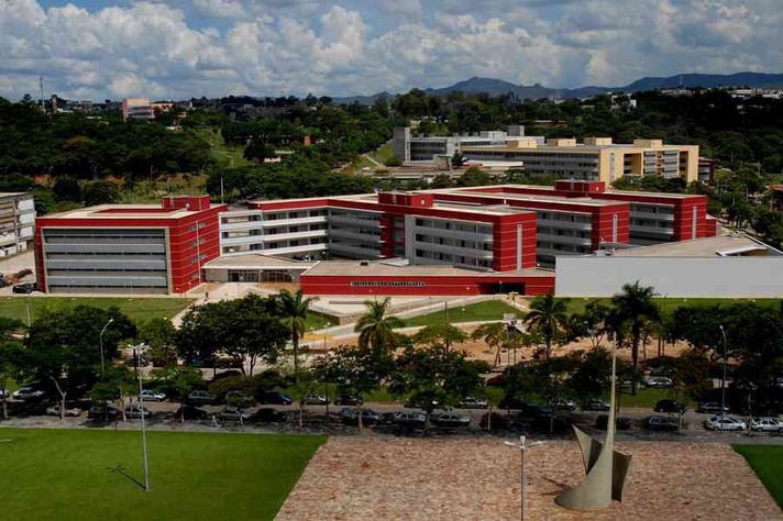 Foto: Foca Lisboa | UFMG Vista panorâmica do prédio da Face, que abriga os cursos