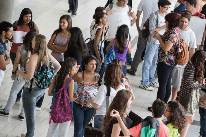 Lucas Braga / UFMG Estudantes no saguão da Reitoria da UFMG