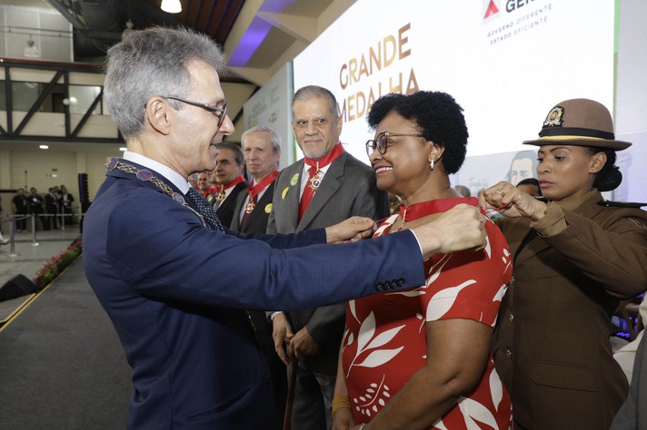 Cristiano Machado | Imprensa MG Nilma Lino Gomes recebeu a Grande Medalha das mãos do governador Romeu Zema