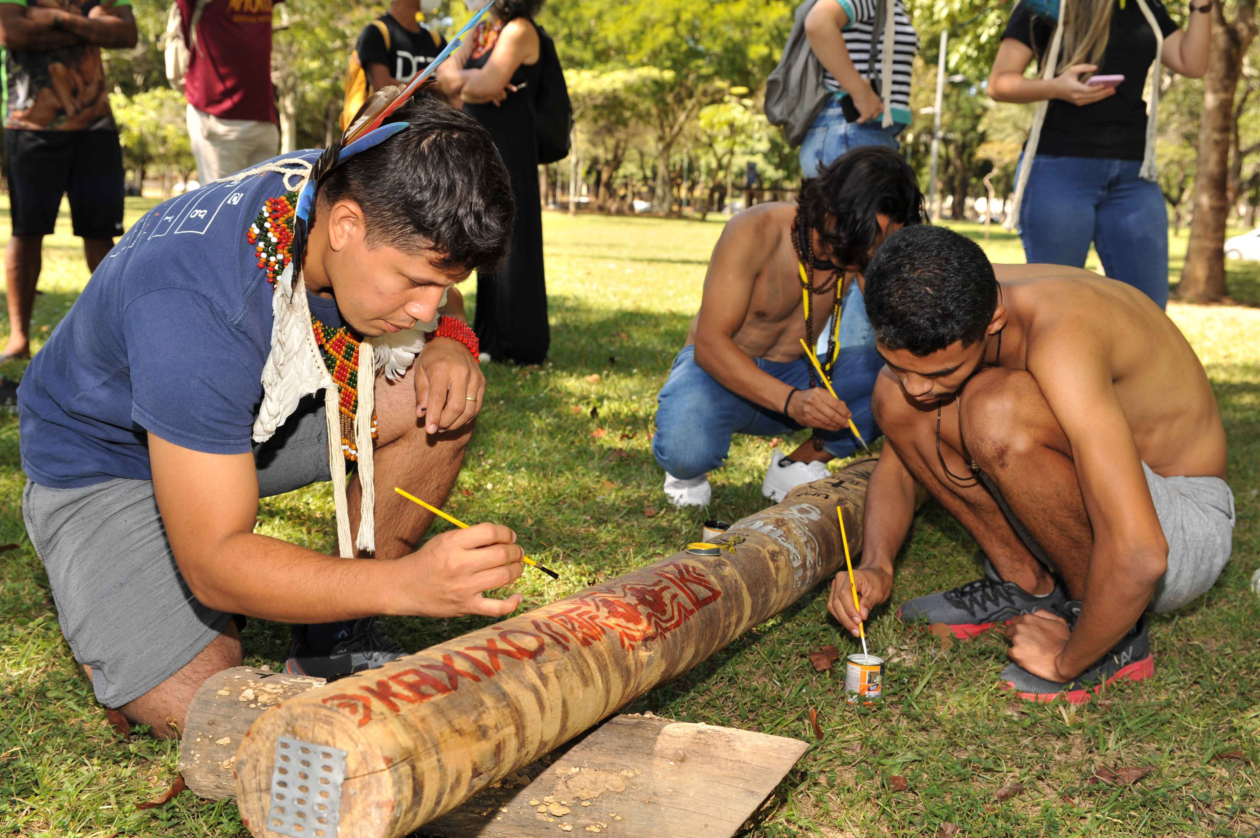 <p>Marcha começou com a pintura do totem que marcará o ponto de plantio, em outubro, da muda de jenipapeiro</p>