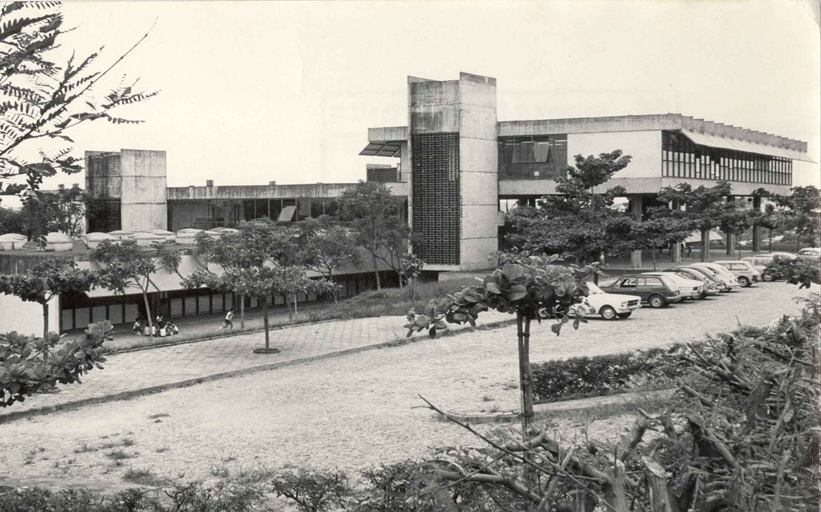 Acervo do Departamento de Planejamento Físico e Obras da UFMG Fachada principal e estacionamento do Centro Pedagógico, no campus Pampulha em Belo Horizonte. Sem datação.