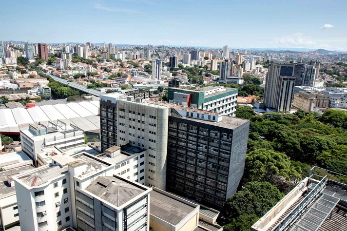 Lucas Braga / UFMG Vista aérea do Hospital das Clínicas e Faculdade de Medicina.