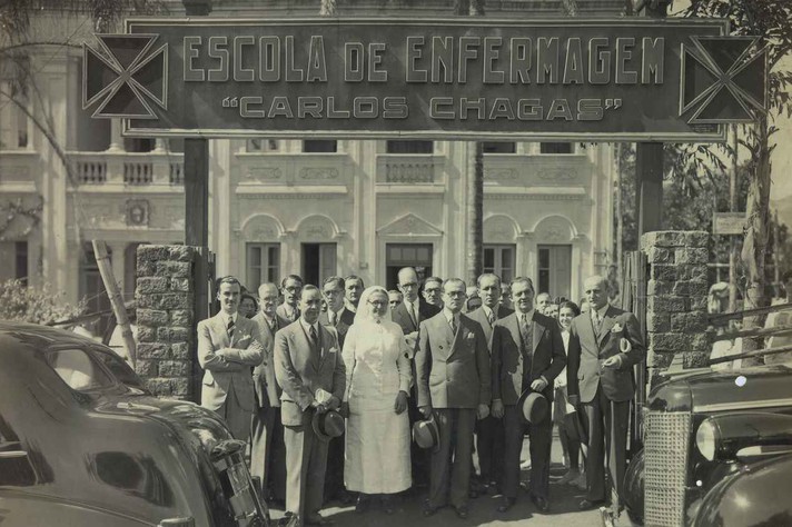 Autor desconhecido Pessoas posando em frente à antiga Escola de Enfermagem.