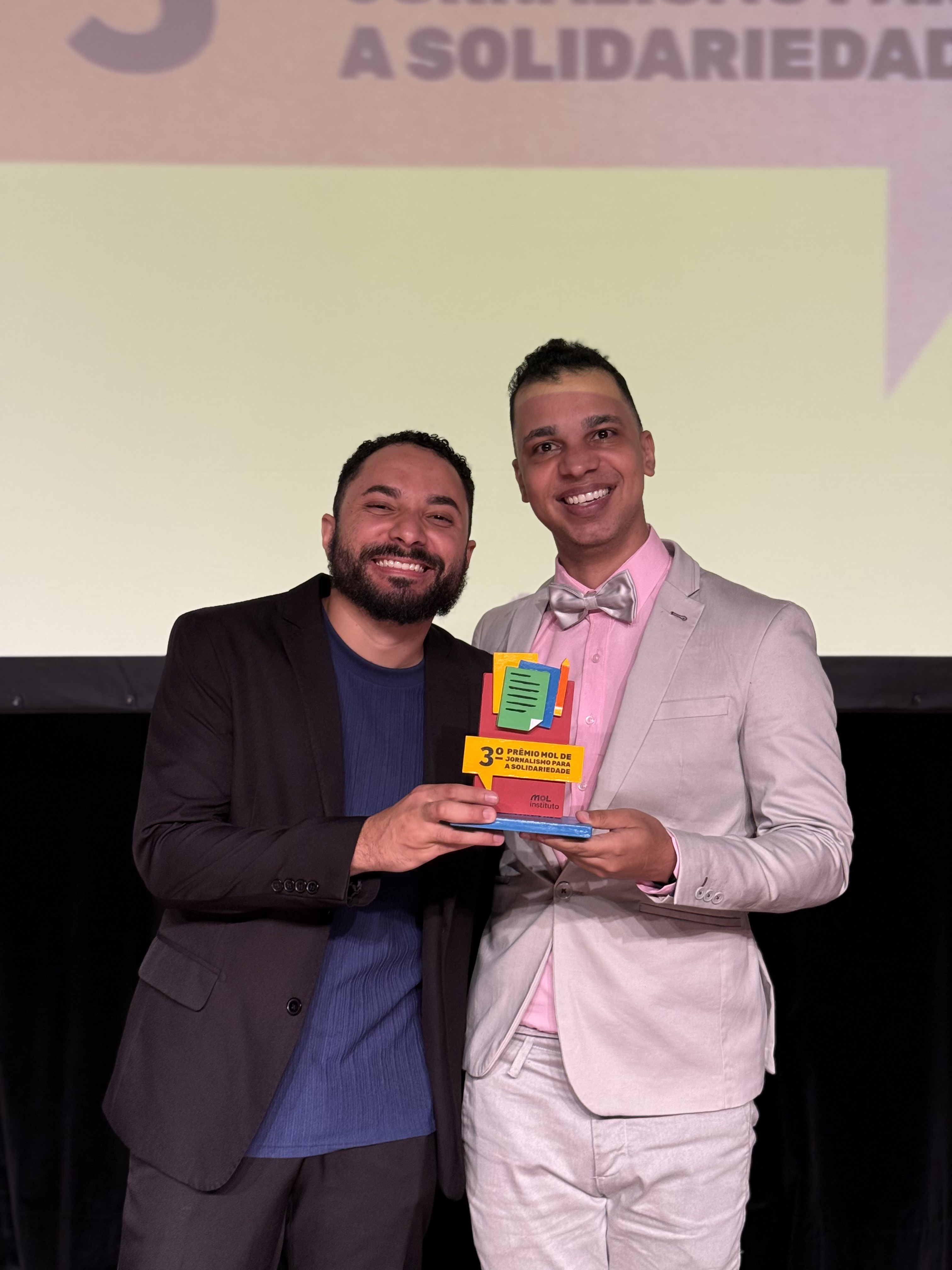 Acervo pessoal Breno Rodrigues (à esquerda) e Ruleandson do Carmo seguram o troféu do Prêmio Mol