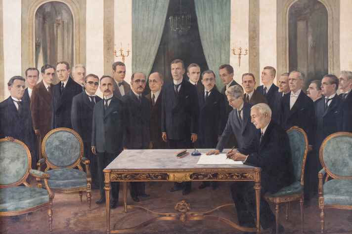 Lucas Braga/UFMG Tela pintada por Gentil Garcez representa a solenidade em que o presidente de Minas, Antônio Carlos de Andrada, sanciona o projeto de criação da Universidade de Minas Gerais.