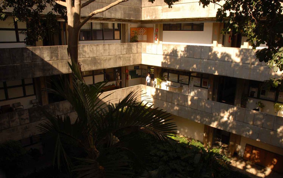 Vista dos corredores e jardim interno do Instituto de Ciências Biológicas (ICB)