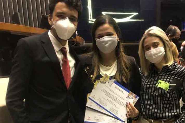 Divulgação|Brasil Júnior Viviane Birchal, ao centro, com representantes da Brasil Júnior