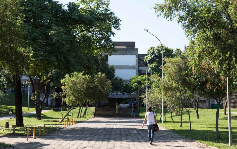 Entrada do prédio da Faculdade de Letras (Fale)