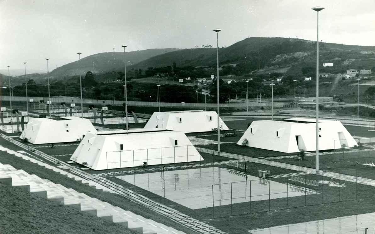Acervo do Centro Esportivo Universitário/UFMG Vista dos vestiários localizados próximo às quadras, no Centro Esportivo Universitário da UFMG. Década de 70.