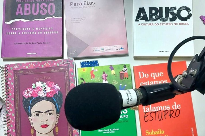 Foto: Alessandra Ribeiro | Rádio UFMG Educativa Livros usados como referência no trabalho 'Medo da mulher quanto ao estupro'