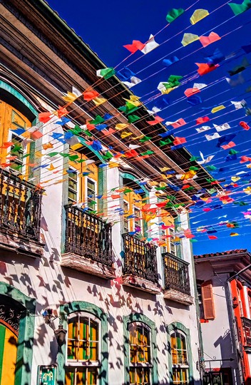 Foto: Duda Silva 'Bandeirinhas entre varandas de Ouro Preto', que retrata uma das belezas culturais e históricas de Minas Gerais