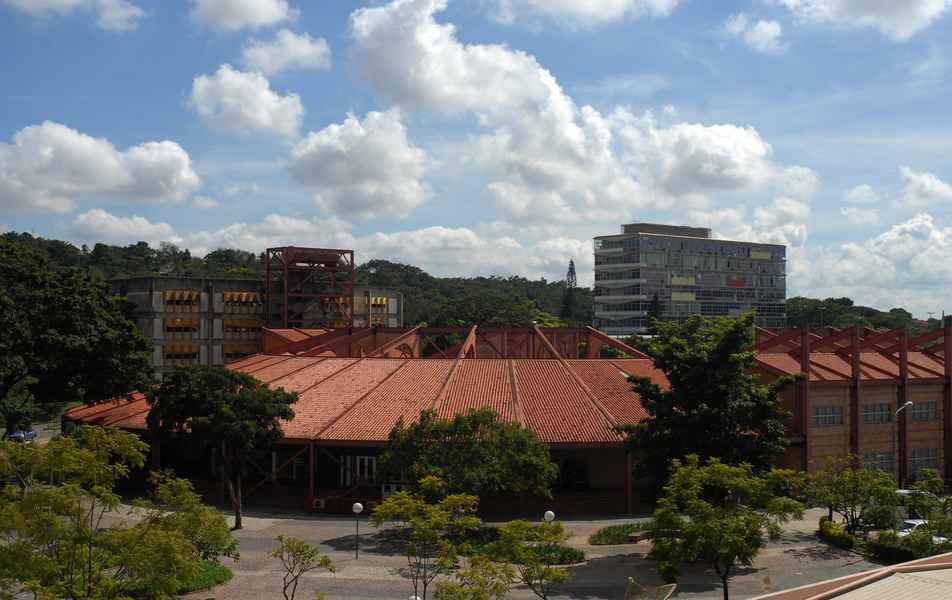 Praça de Serviços e Reitoria, ao fundo