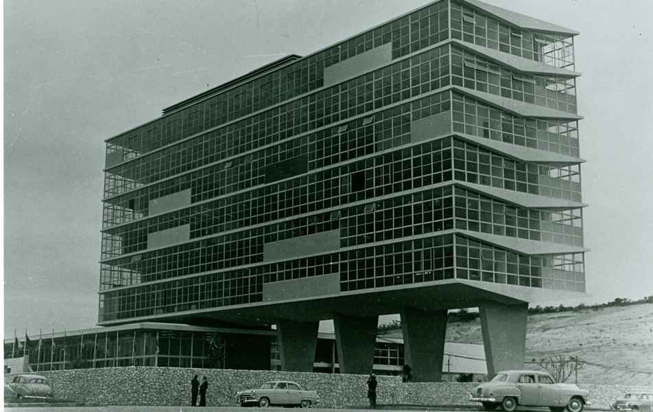 Construção do prédio da Reitoria UFMG no Campus Pampulha/BH em outubro de 1962.