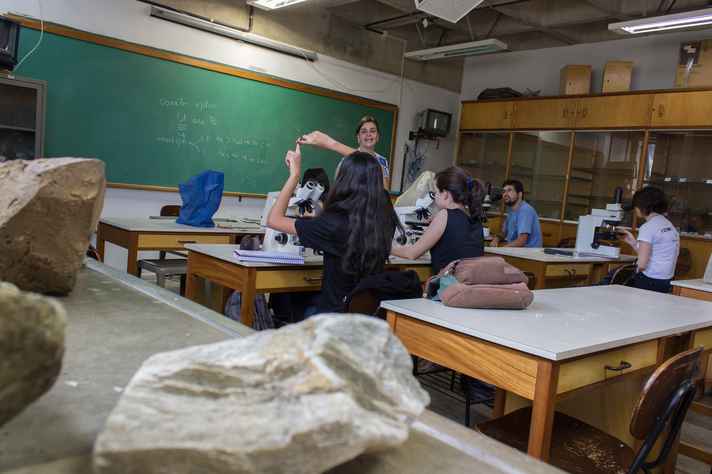 Lucas Braga | UFMG Aula prática no IGC: melhoria na dimensão 'Ensino' em relação ao último levantamento
