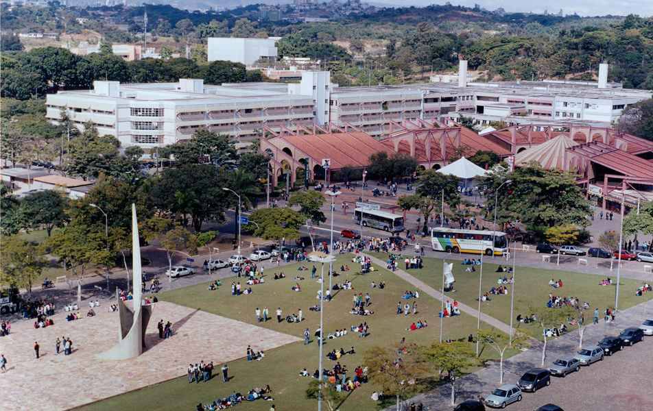 Foto: Ana Mota | UFMG Estudantes no gramado da reitoria, no campus Pampulha