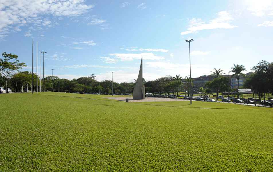 Gramado em frente ao prédio da Reitoria, com o Monumento ao Aleijadinho