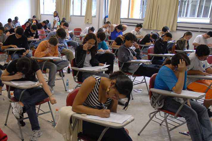 Foca Lisboa / UFMG Estudantes em atividade em sala de aula