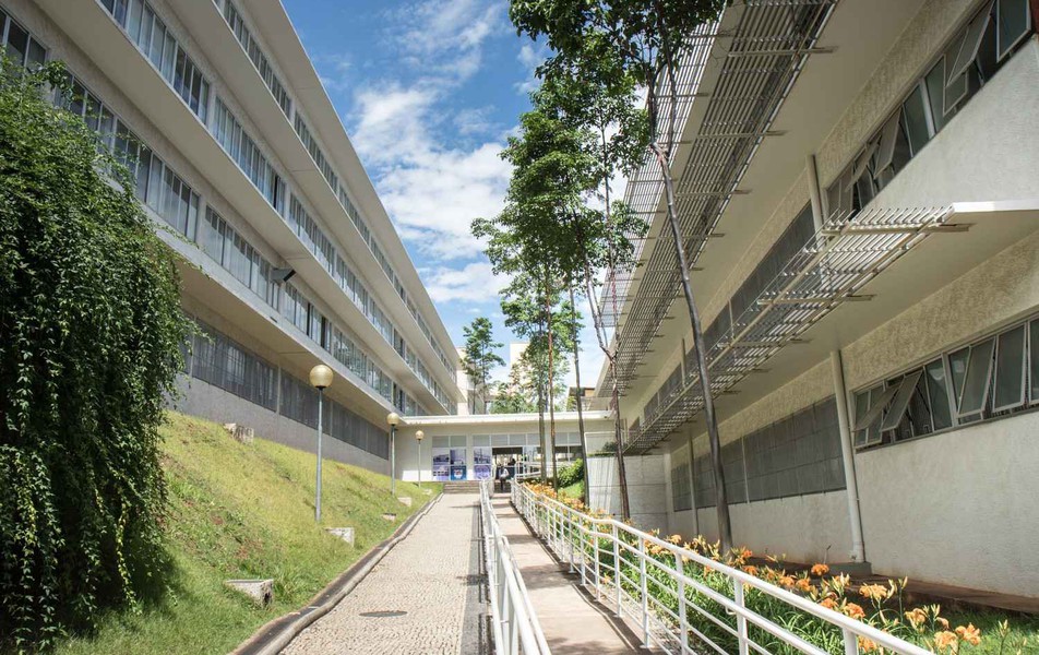Rampa de acesso para a portaria da Escola de Engenharia
