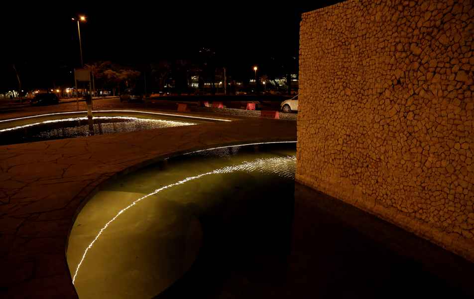 Após reforma, espelho d'água da Reitoria ganha luzes