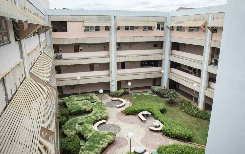 Vista dos corredores e do pátio do Instituto de Ciências Exatas (ICEx)