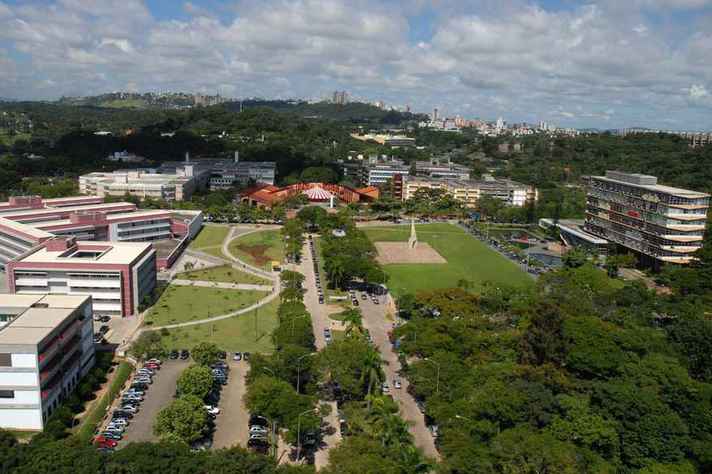 Foca Lisboa | UFMG Vista aérea do campus Pampulha, com os prédios da Reitoria (à direita) e da Fafich e Face (à esquerda)