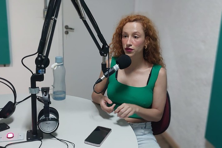 Foto: Alessandra Ribeiro | Rádio UFMG Educativa Gabriella Seabra durante gravação do 'Aqui tem ciência'