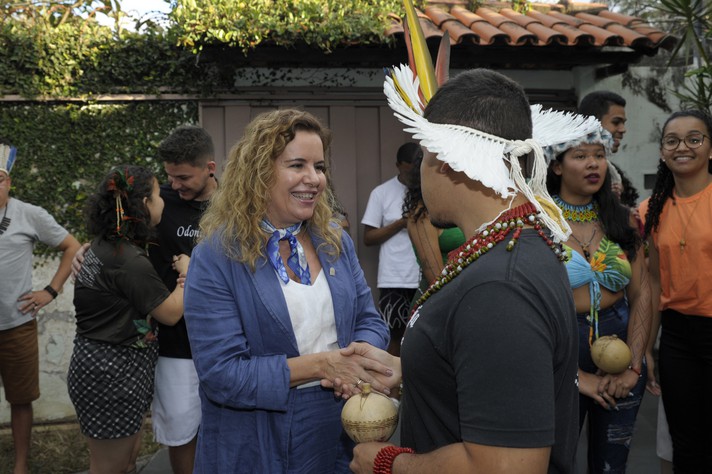 Foto: Raphaella Dias | UFMG Sandra cumprimenta estudante indígena da UFMG: casas-bioma são passo 'intermediário' para o sonho da grande moradia indígena