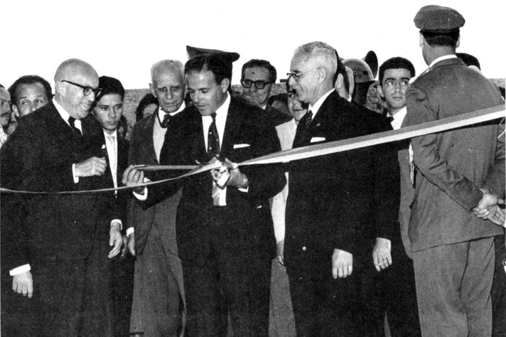 Acervo do Projeto UFMG: Memória & História Ato simbólico de inauguração do novo prédio da Reitoria da UFMG, em 26 de outubro de 1962. Em primeiro plano, da esquerda para direita, o Governador do Estado de Minas Gerais, José de Magalhães Pinto, o Presidente da República, João Goulart e o Reitor da UFMG, Orlando Magalhães Carvalho.