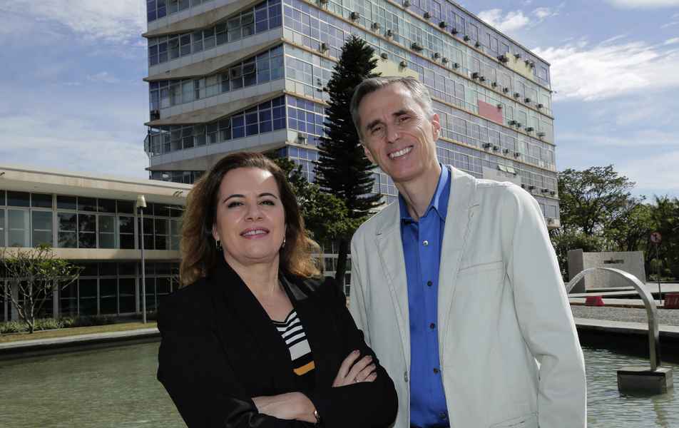 <p>Reitora Sandra Regina Goulart Almeida e vice-reitor Alessandro Fernandes Moreira</p>