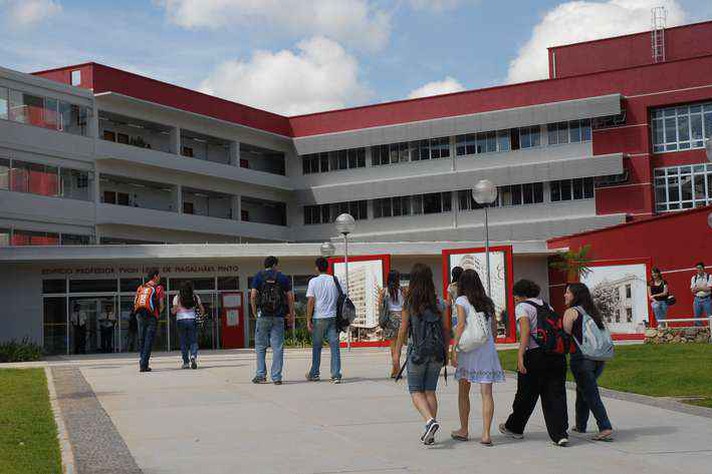Foca Lisboa | UFMG Estudantes na entrada do prédio da Face, sede do curso de Administração o melhor do país entre 184 formações homólogas