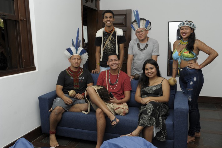 Foto: Raphaella Dias | UFMG Moradores das casas-bioma reunidos na sala de estar da Casa Caatinga, no bairro São Luiz, em Belo Horizonte