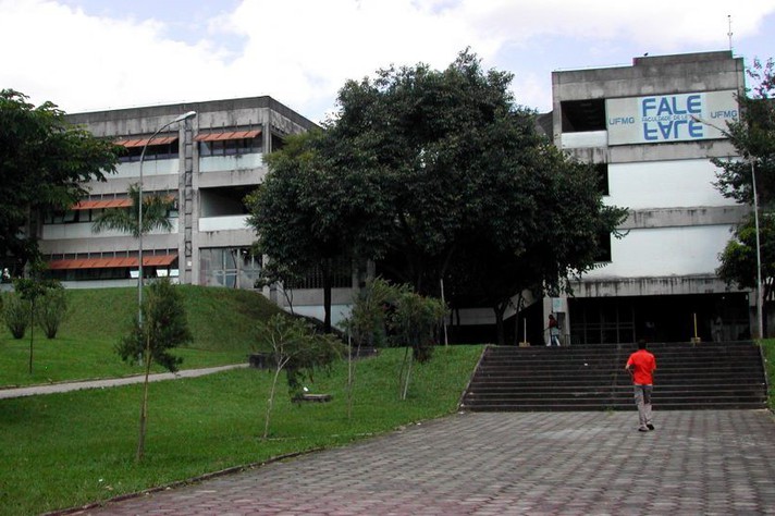 Foto: Foca Lisboa | UFMG Préde que sedia o Cenex-Fale, responsável pelo ecame de proficiência