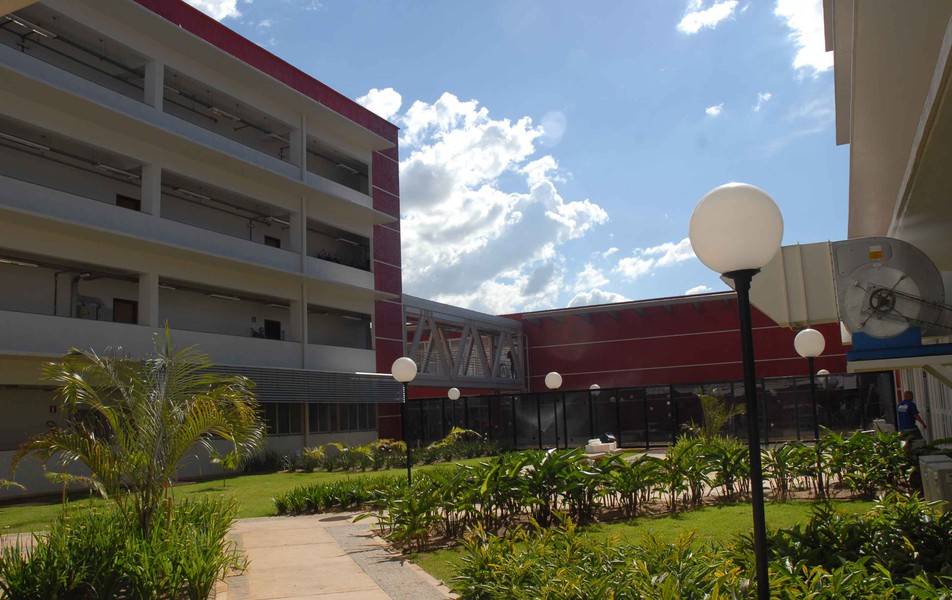 Patio interno da Faculdade de Ciências Econômicas (Face)