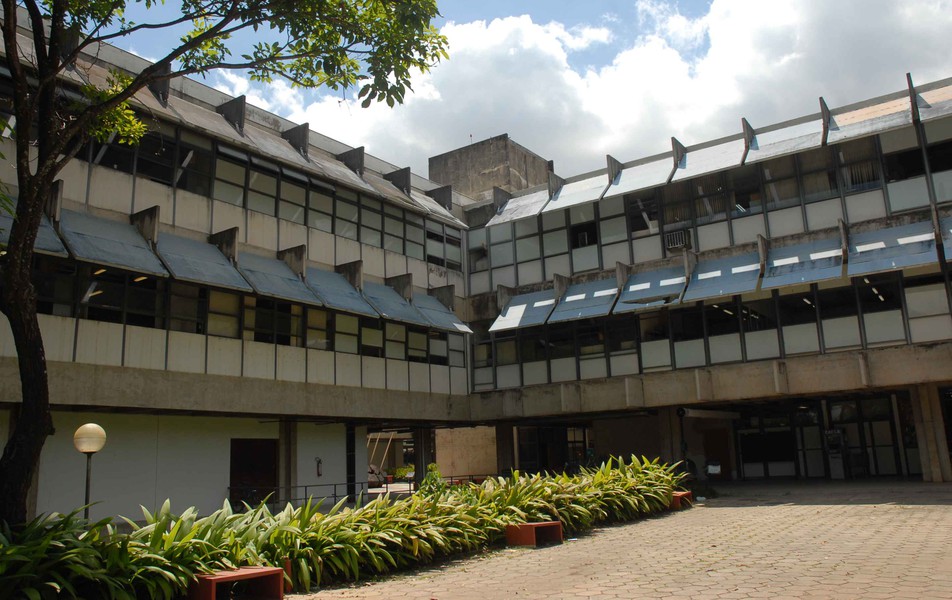 Visão parcial do prédio da Escola de Veterinária