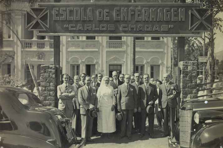 Autor desconhecido Escola de Enfermagem Carlos Chagas (EECC) fundada em Belo Horizonte, Minas Gerais, em 7 de julho de 1933, que deu origem à que veio a ser a atual Escola de Enfermagem da Universidade Federal de Minas Gerais.