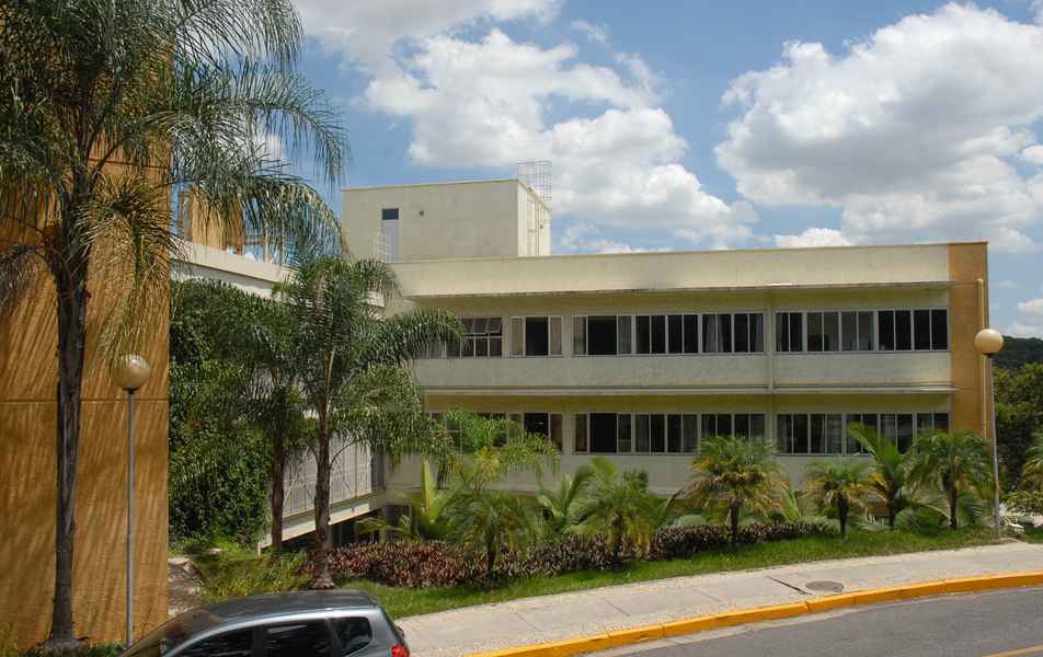 Visão parcial do prédio da Faculdade de Farmácia
