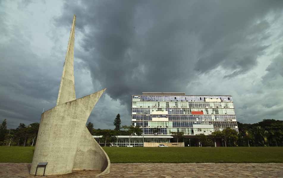 Reitoria da UFMG e Monumento ao Aleijadinho (antes da reforma ocorrida em 2017)