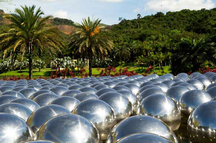 Divulgação Inhotim Yayoi Kusama, Narcissus garden, 1966