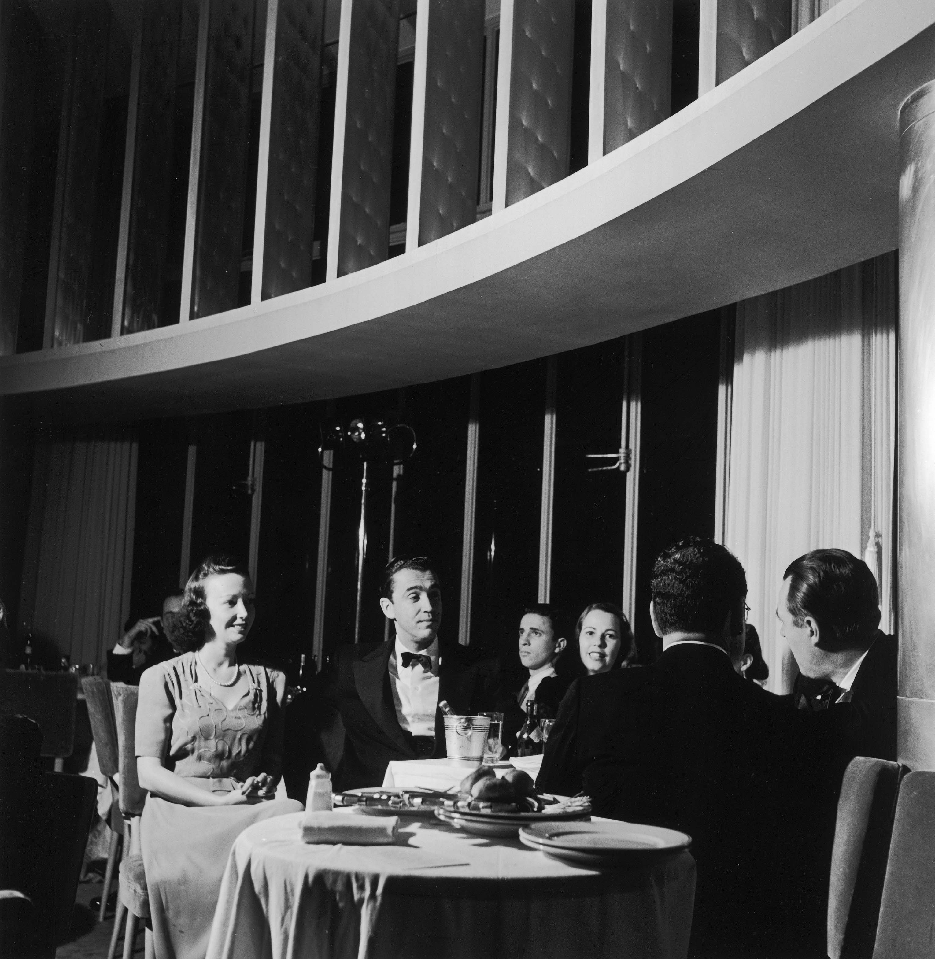 Foto: Genevieve Naylor | Acervo de Escritores Mineiros Juscelino Kubitschek e dona Sarah no grill-room do Cassino da Pampulha