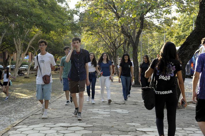 Foto: Jebs Lima | UFMG Movimentação de estudantes no campus Pampulha: dimensão ensino é um dos pontos fortes da UFMG no ranking da THE