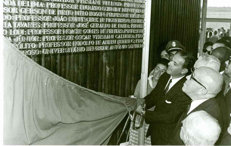 Descerramento da placa de inauguração do prédio da reitoria da UFMG pelo presidente da República, João Goulart, no campus Pampulha/BH em 26 de outubro de 1962.