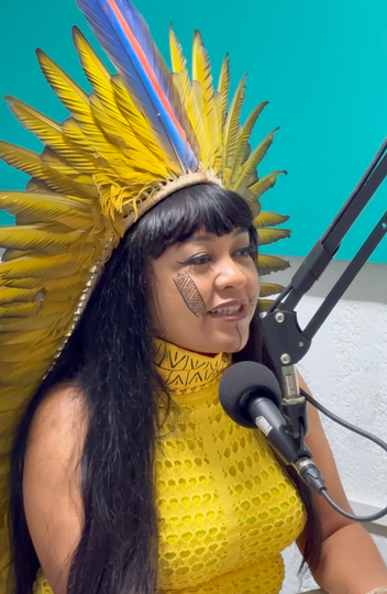 Foto: Bruno Ihara | Redes Sociais UFMG Célia Xakriabá durante gravação do programa 'Aqui tem ciência', da Rádio UFMG Educativa.