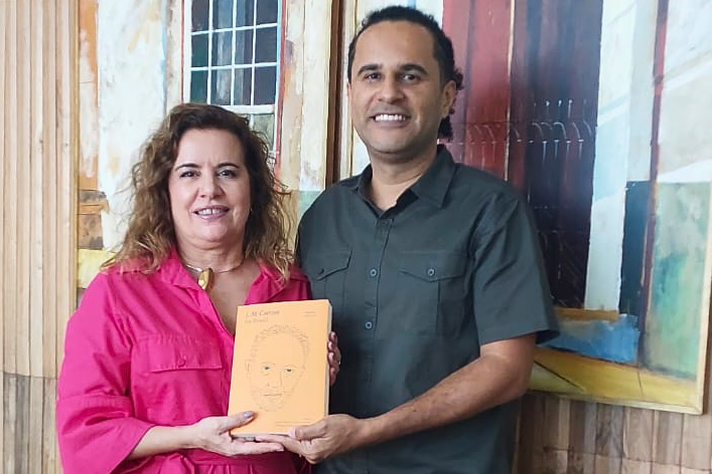 Foto: Izabel Araújo | UFMG Sandra Goulart e Wellington Carvalho, organizadores da obra